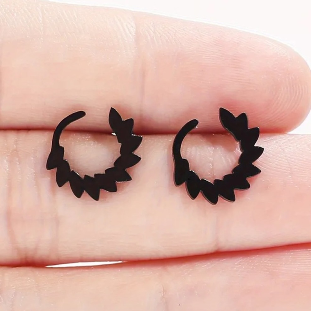 Boho Leaf Wreath Black Stud Earrings